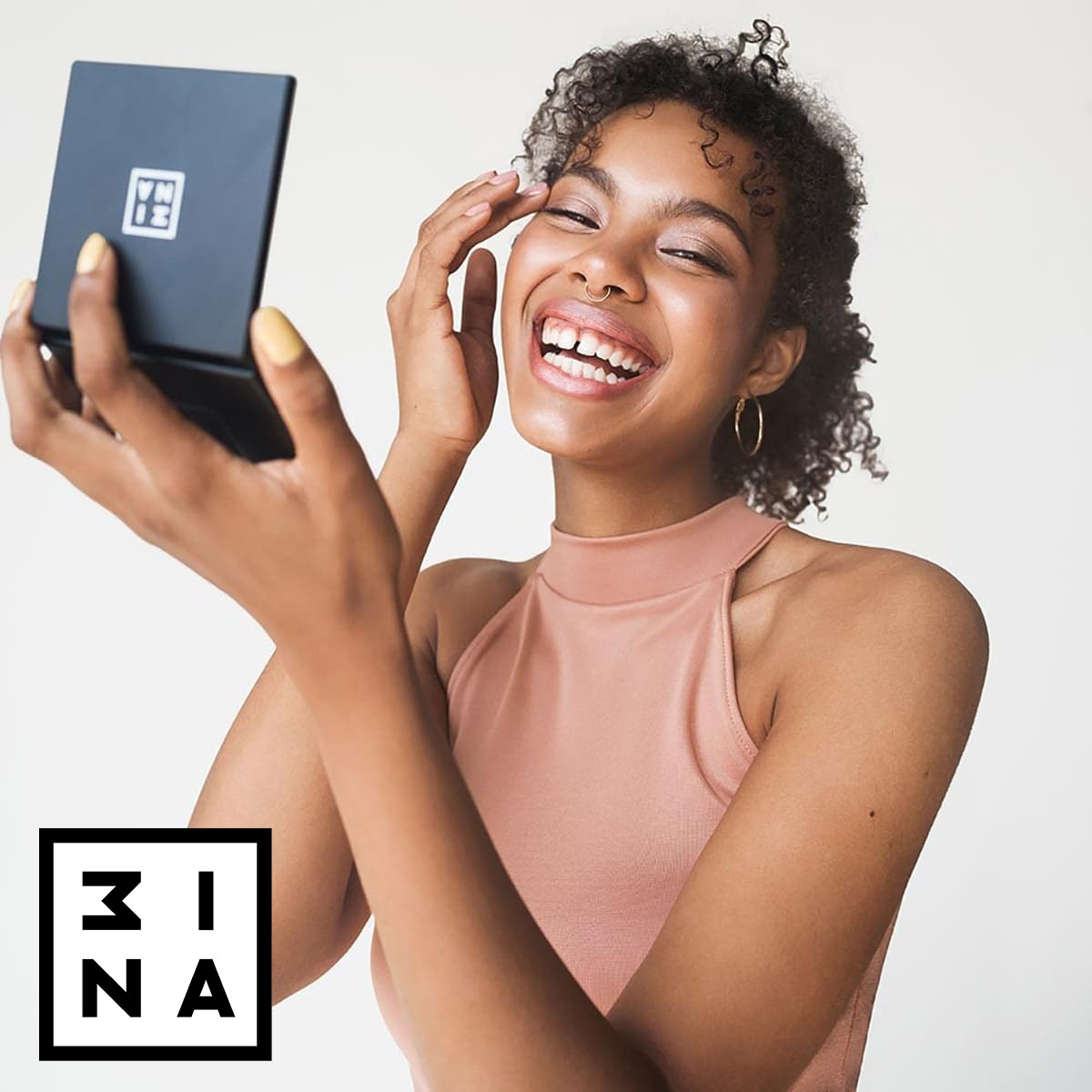 Shooting publicitario realizado por la fotógrafa Noah Pharrell junto a Enri Mür Studio para la marca de cosmética MINA.